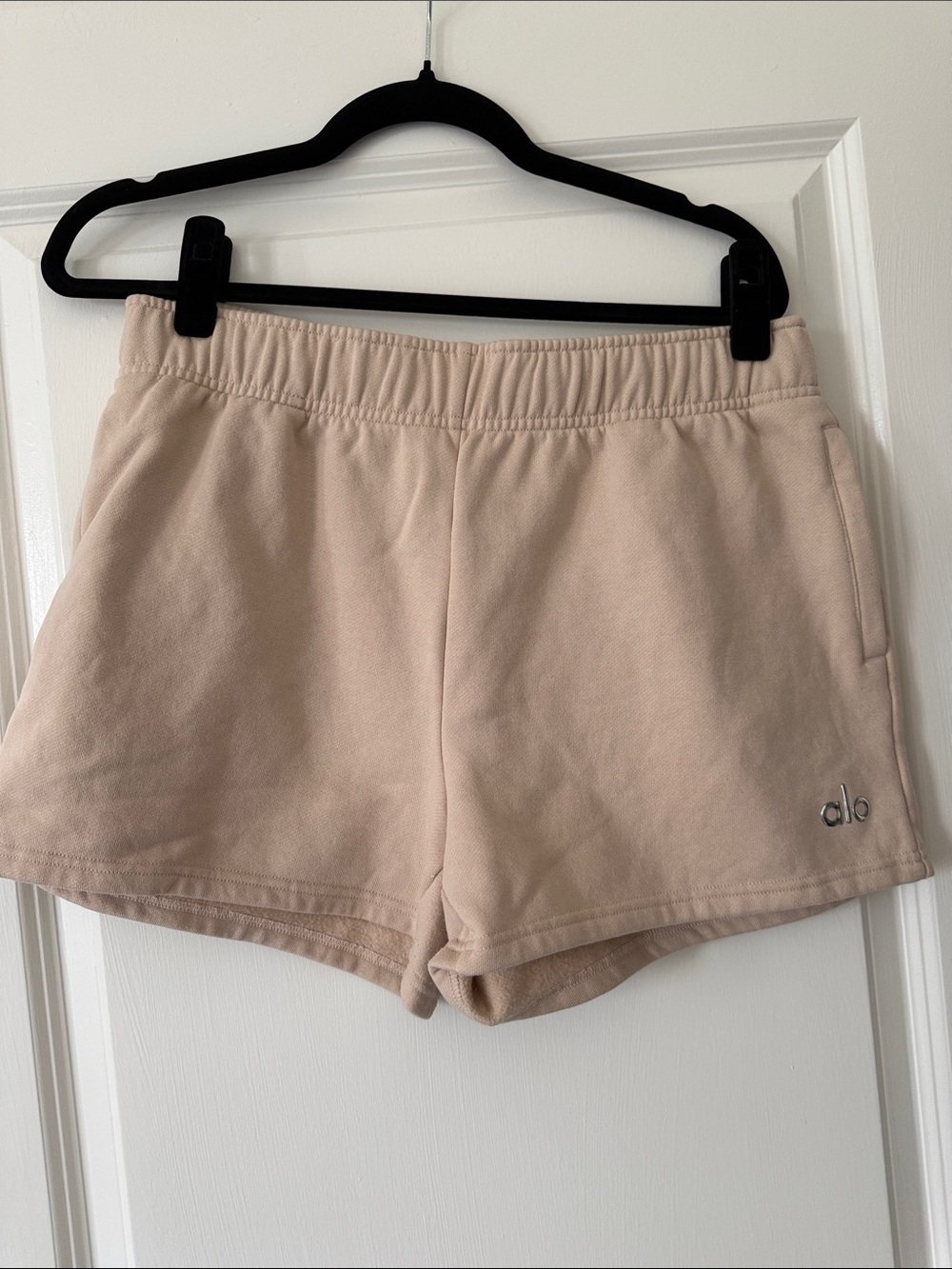 NWOT - ALO Yoga Accolade Short in Macademia - Picture 5 of 6